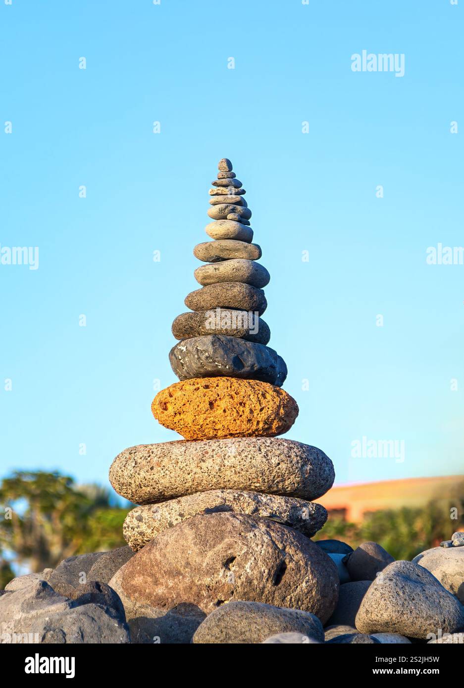Stack balanced stones stands hi-res stock photography and images - Alamy