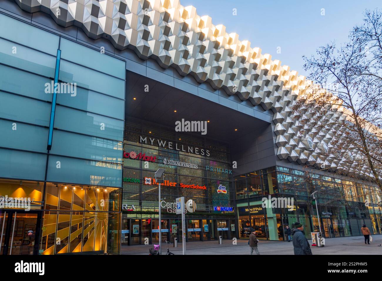 Dresden: shopping center mall Centrum-Galerie, honeycomb structure as ...