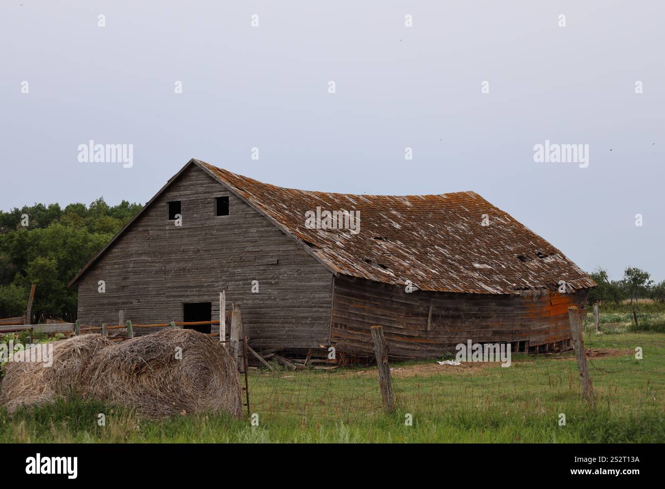 Sagging barn roof hi-res stock photography and images - Alamy