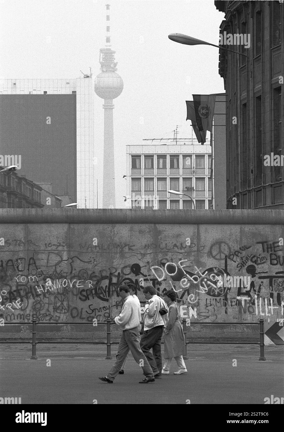 20 November 1988, West Berlin, Ebertstrasse, view over the Wall towards the television tower (East Berlin) West Berlin, Berlin-Tiergarten, Germany, Eu Stock Photo