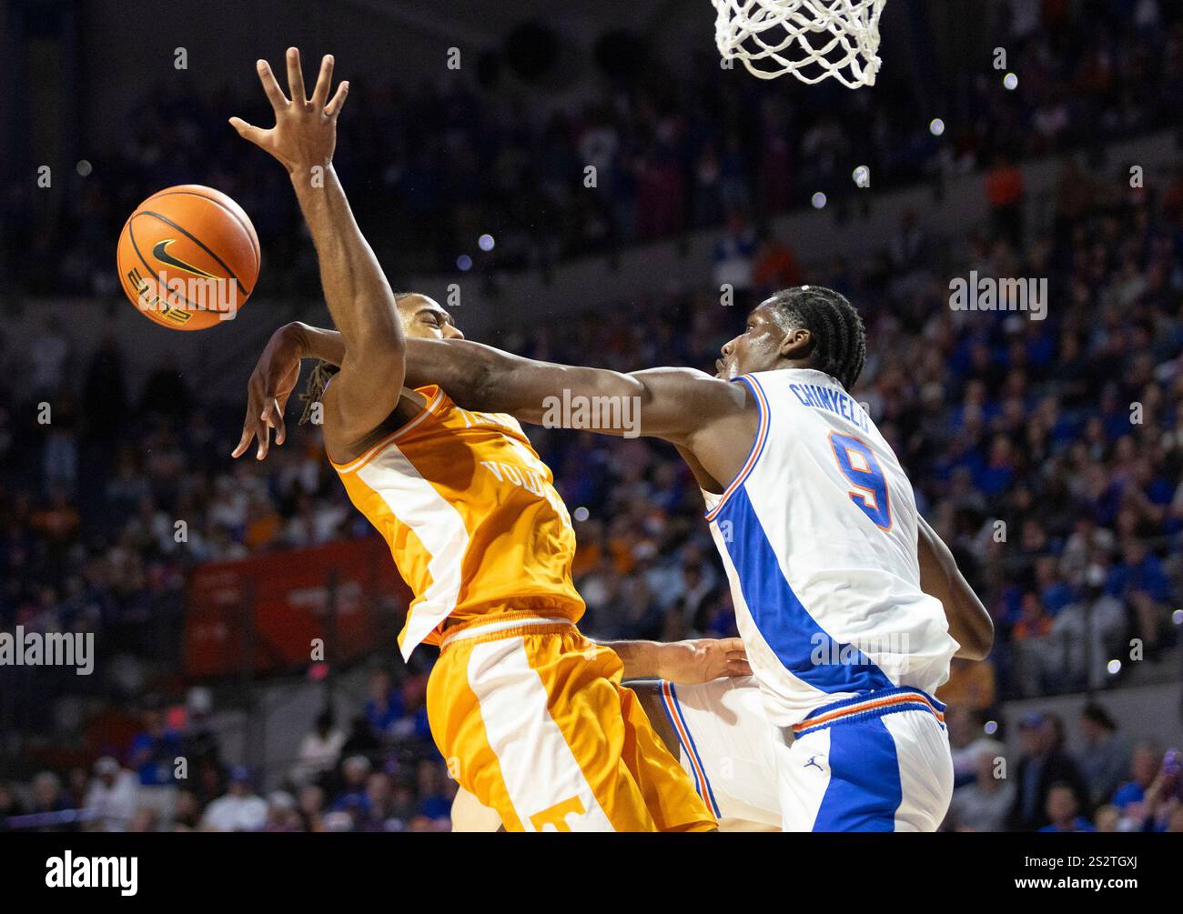 Florida center Rueben Chinyelu (9) blocks Tennessee guard Chaz Lanier