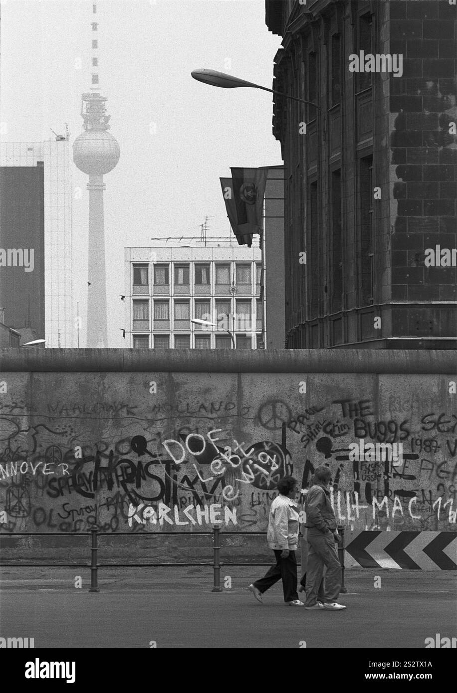 20 November 1988, West Berlin, Ebertstrasse, view over the Wall towards the television tower (East Berlin) West Berlin, Berlin-Tiergarten, Germany, Eu Stock Photo