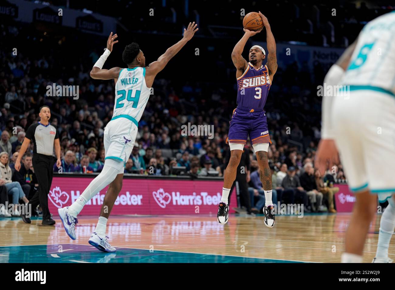 Phoenix Suns guard Bradley Beal (3) shoots a three pointer against