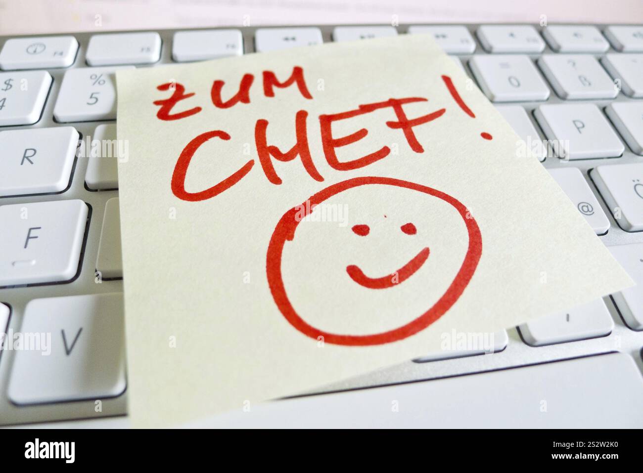 Boss Reminder A note on the keyboard of a computer as a reminder: To the boss Austria ...