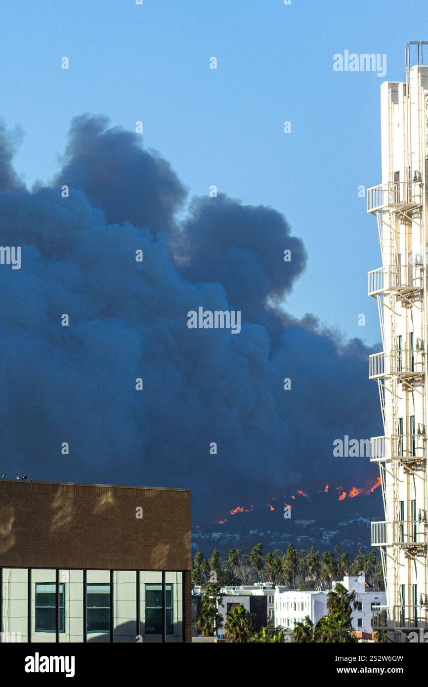 Los Angeles, USA. 7th January, 2025. The Pacific Palisades fire burns
