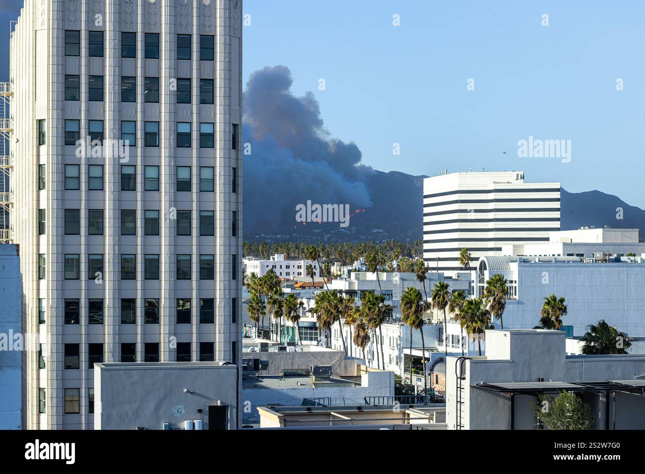 Los Angeles, USA. 7th January, 2025. The Pacific Palisades fire burns