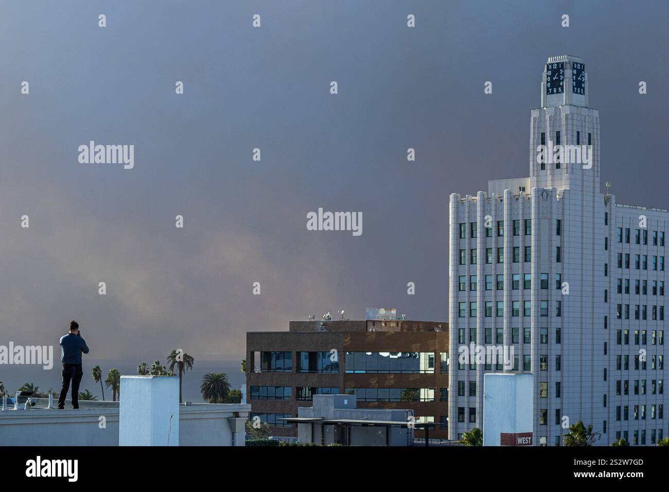 Los Angeles, USA. 7th January, 2025. The Pacific Palisades fire burns