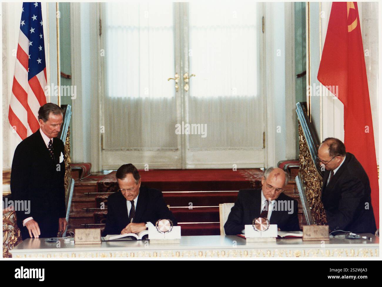 Bush and Gorbachev signing Strategic Arms Reduction Treaty Stock Photo