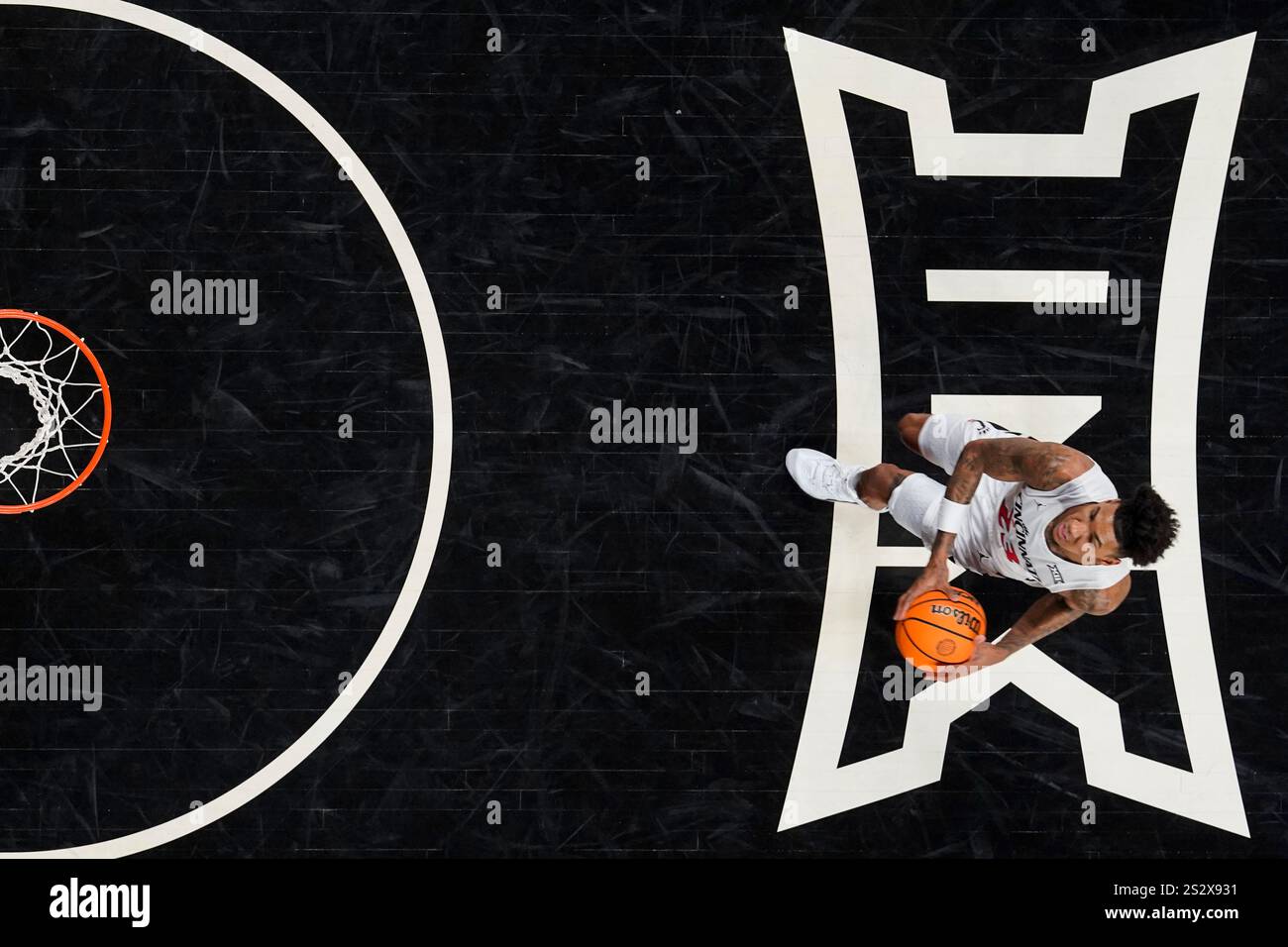 Cincinnati Bearcats forward Dillon Mitchell (23) looks to dunk during