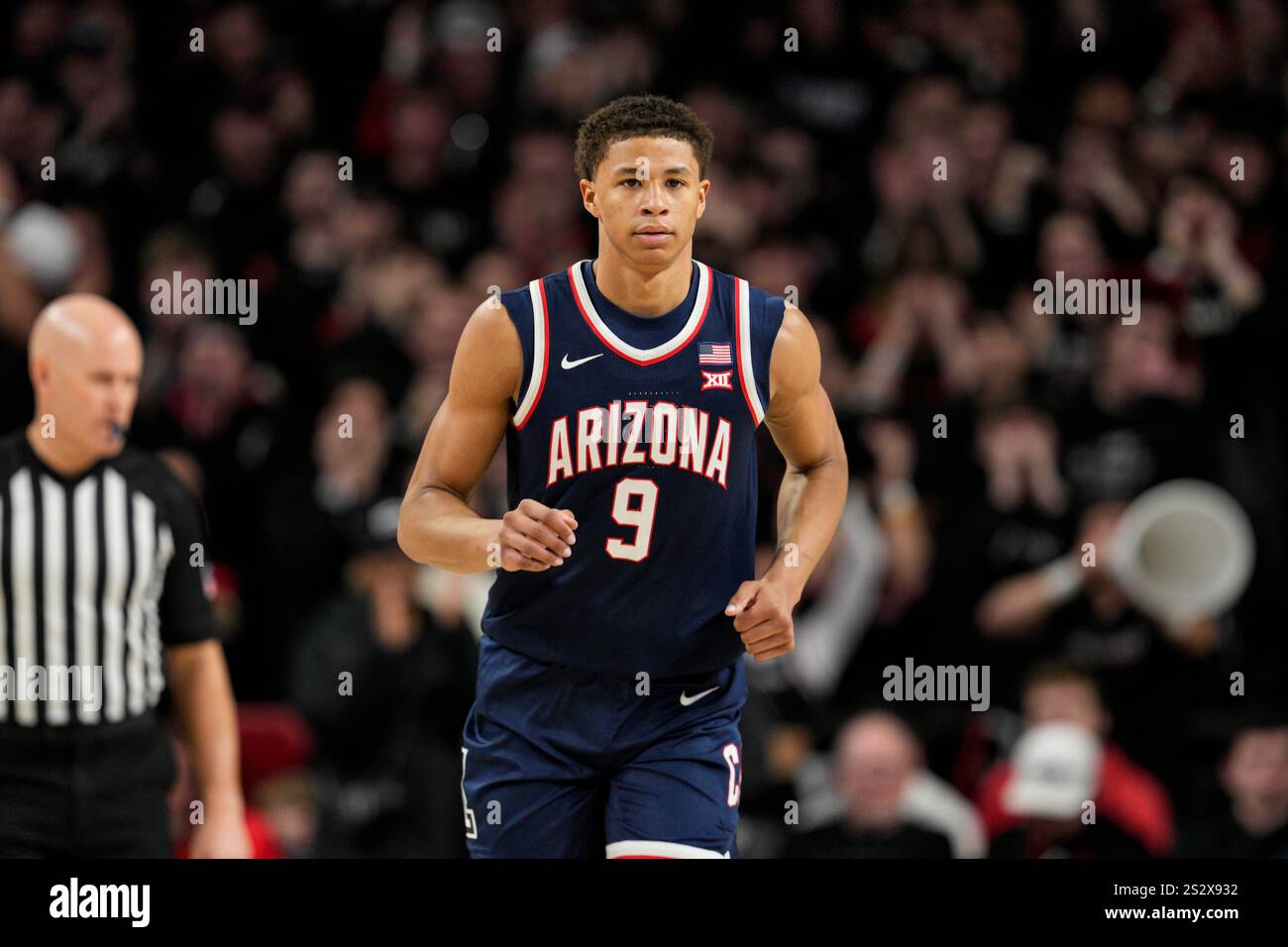 Arizona Wildcats forward Carter Bryant (9) plays during an NCAA college