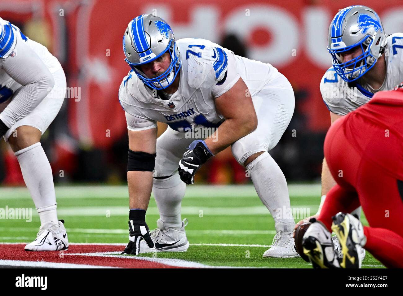 Detroit Lions guard Kevin Zeitler (71) lines up against the Houston ...