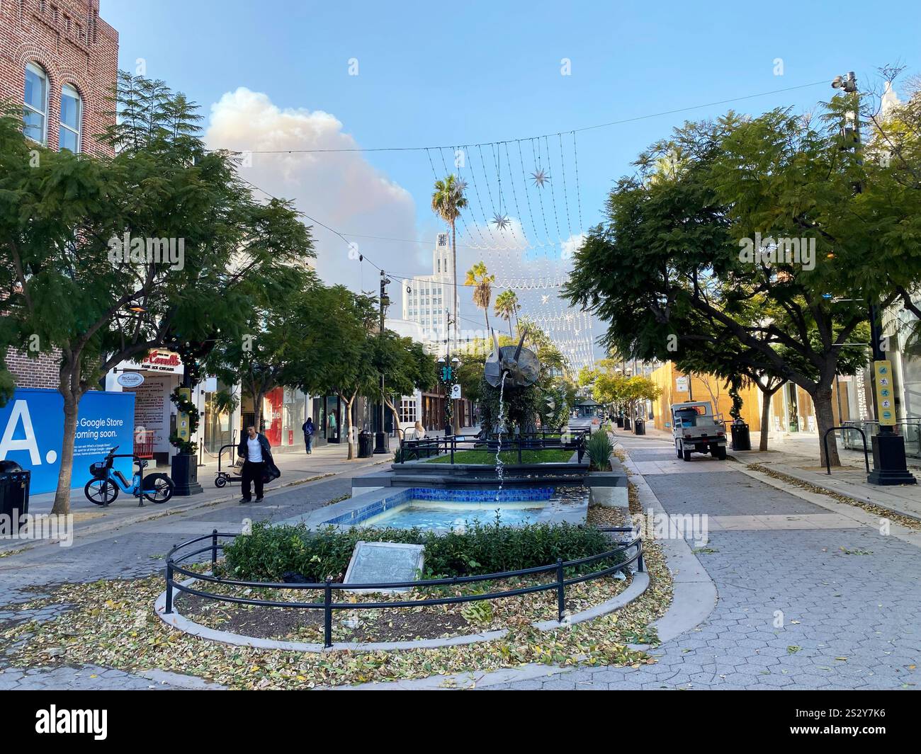 Los Angeles, USA. 7th January, 2025. The Pacific Palisades fire burns