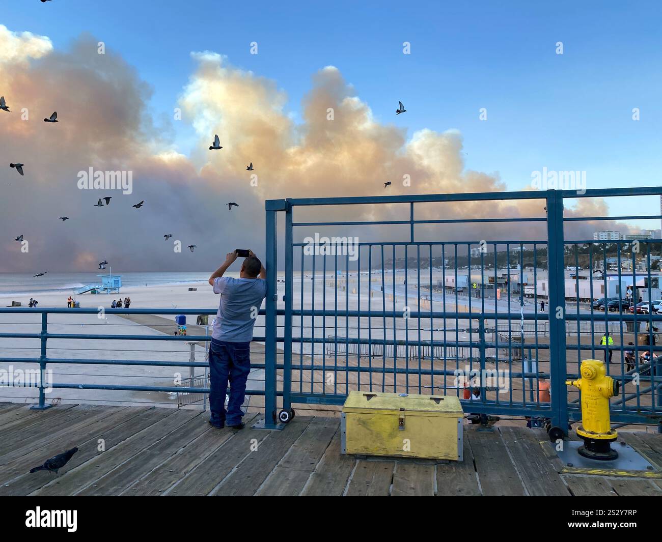 Los Angeles, USA. 7th January, 2025. The Pacific Palisades fire burns