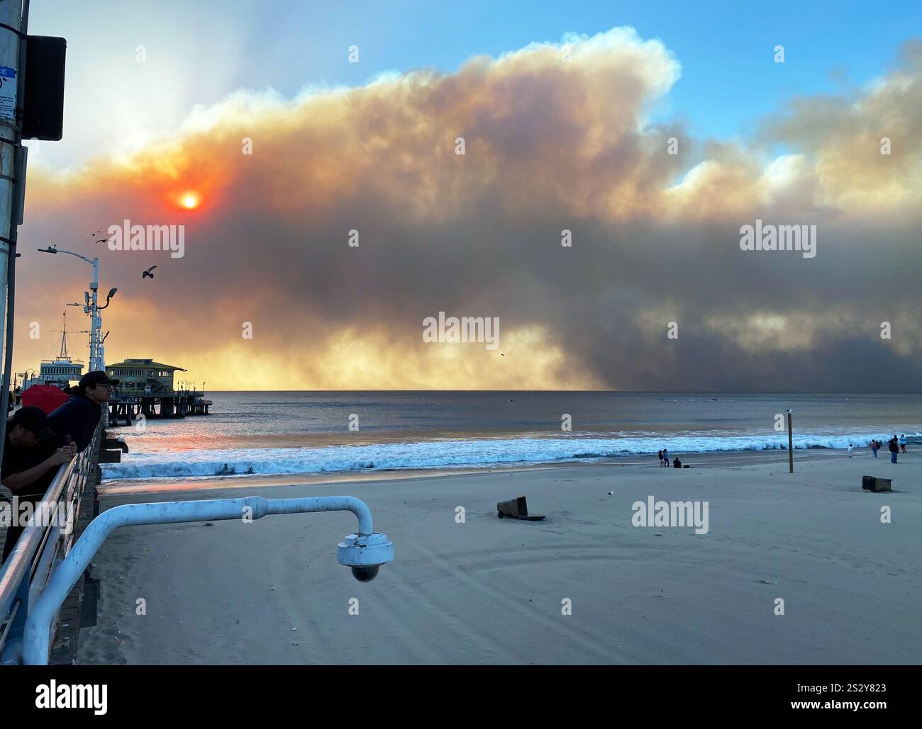 Los Angeles, USA. 7th January, 2025. The Pacific Palisades fire burns