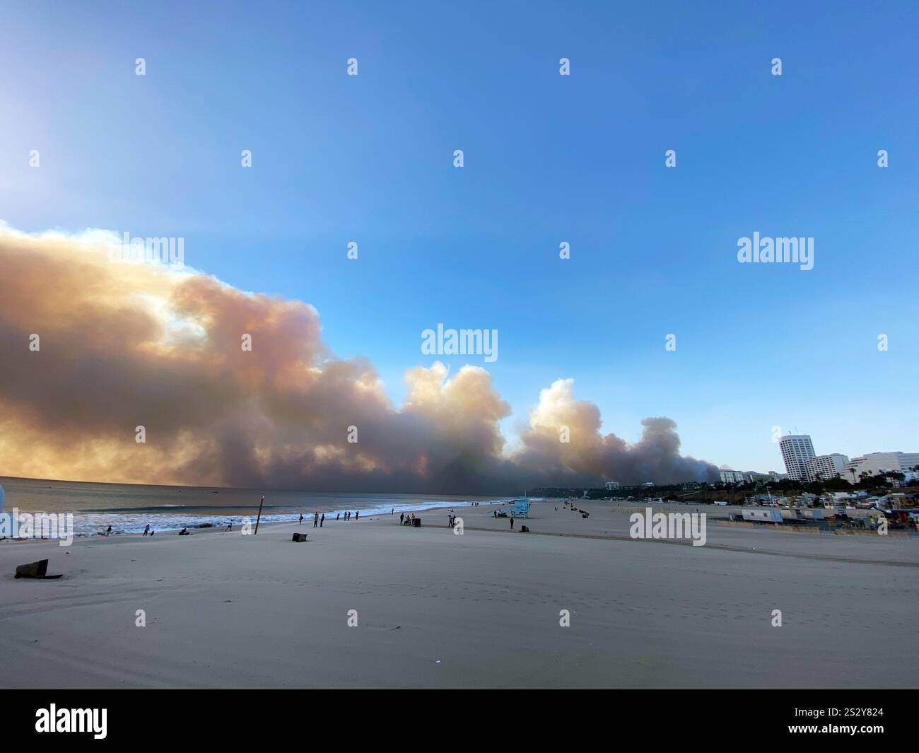 Los Angeles, USA. 7th January, 2025. The Pacific Palisades fire burns