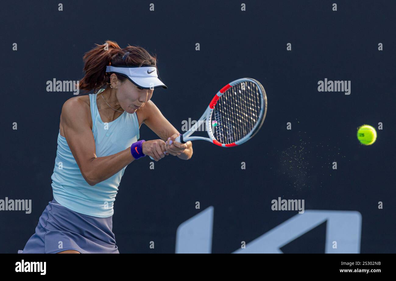 (250108) -- MELBOURNE, Jan. 8, 2025 (Xinhua) -- Gao Xinyu hits a return ...