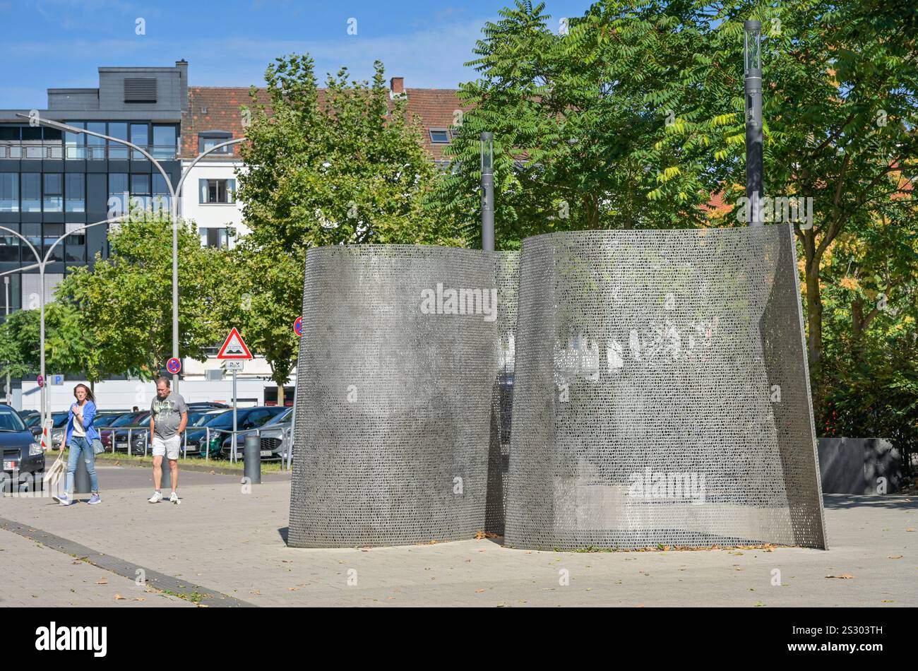 Skulptur, Gedenkstätte an die jüdischen Opfer der NS-Gewaltherrschaft, Band der Erinnerung, Platz der Erinnerung, Lortzingstraße, Saarbrücken, Saarlan Stock Photo