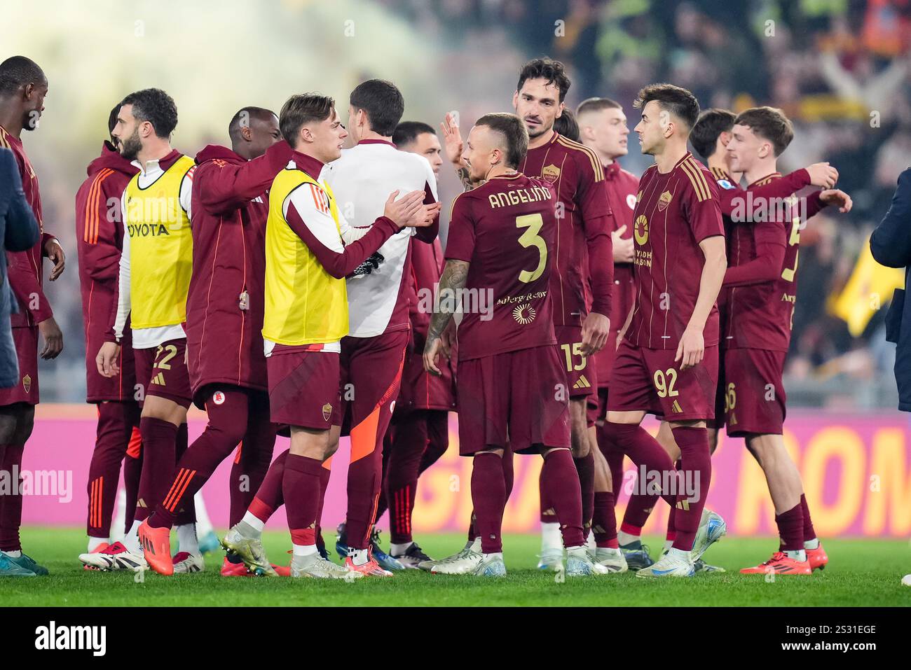 Players of AS Roma celebrate the victory during the Serie A Enilive ...