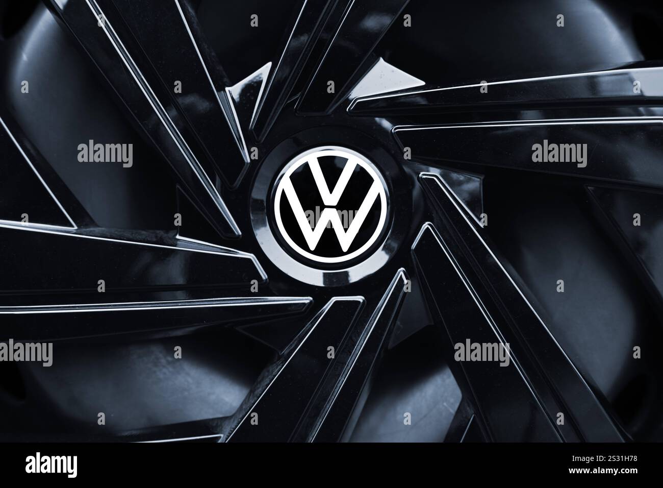 VW-Zeichen auf einer Autofelge, VW-Krise *** VW sign on a car rim, VW ...