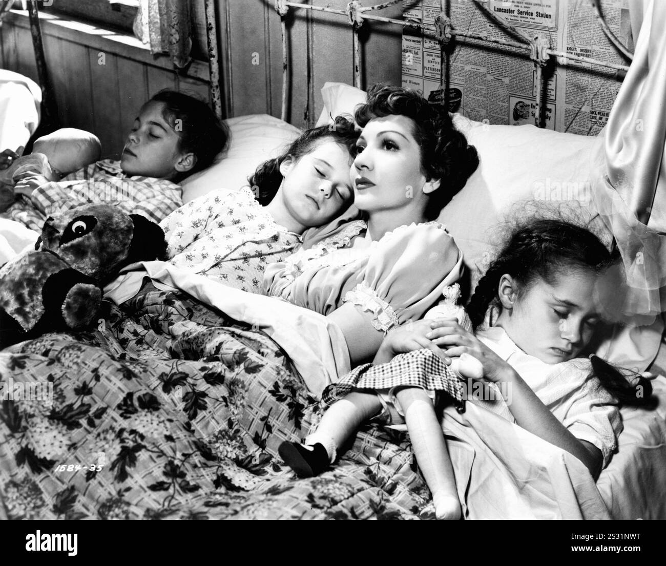 FAMILY HONEYMON PETER MILES, UNIDENTIFIED, CLAUDETTE COLBERT AND GIGI PERREAU A UNIVERSAL FILM     Date: 1949 Stock Photo