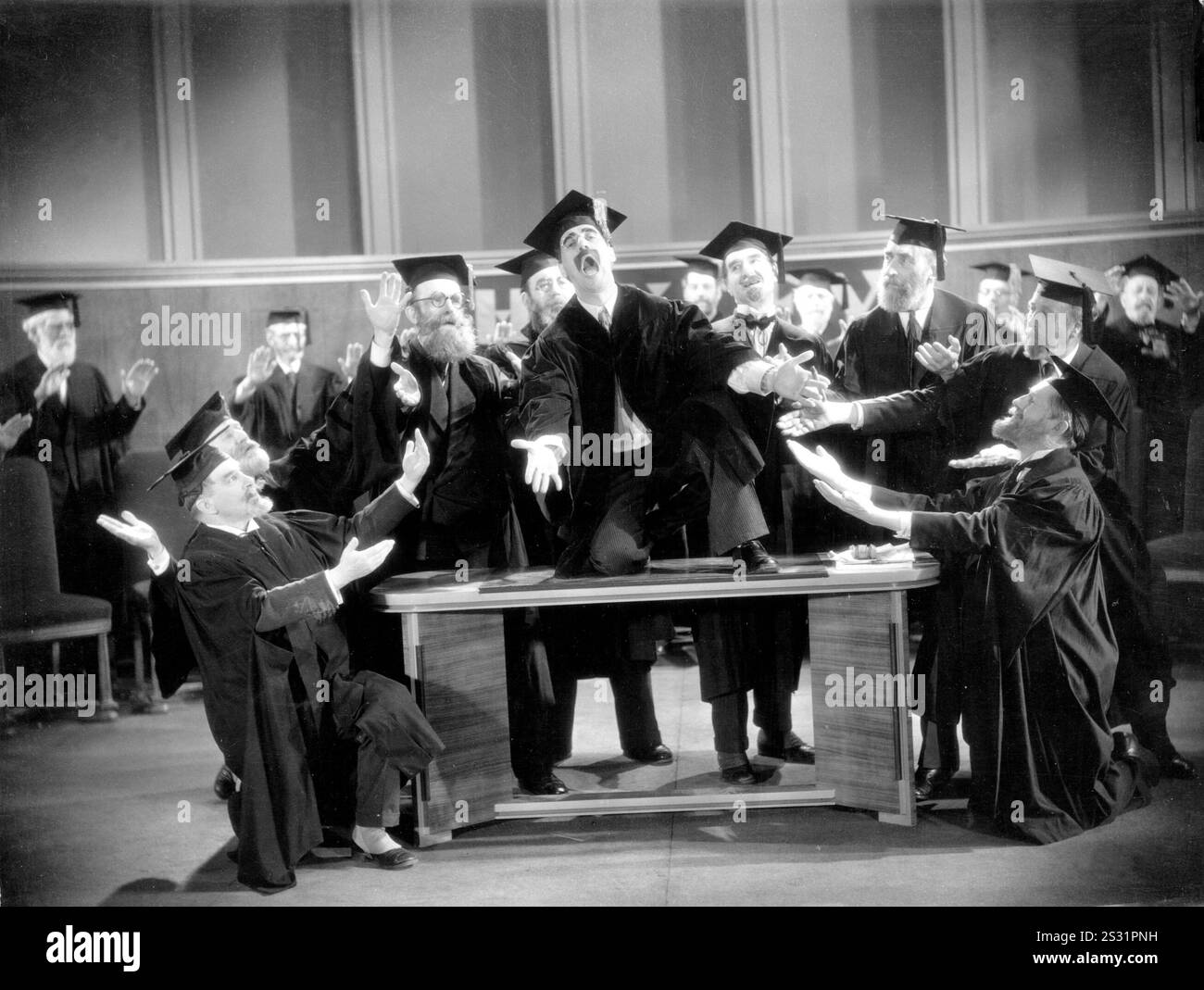 HORSE FEATHERS GROUCHO MARX as Prof Quincy Adams Wagstaff centre     Date: 1932 Stock Photo