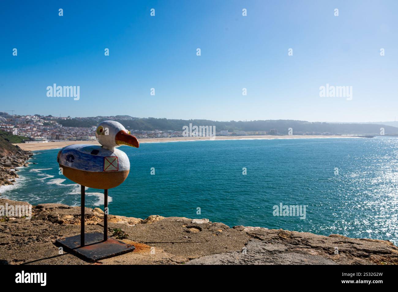 Nazaré, Portugal - A metal seagull on a cliff with a panoramic view of the Atlantic Ocean and the Golden Coast. Stock Photo