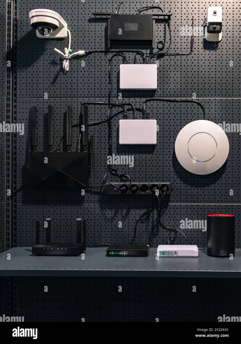 Backup power supply system for the Internet, routers and video ...