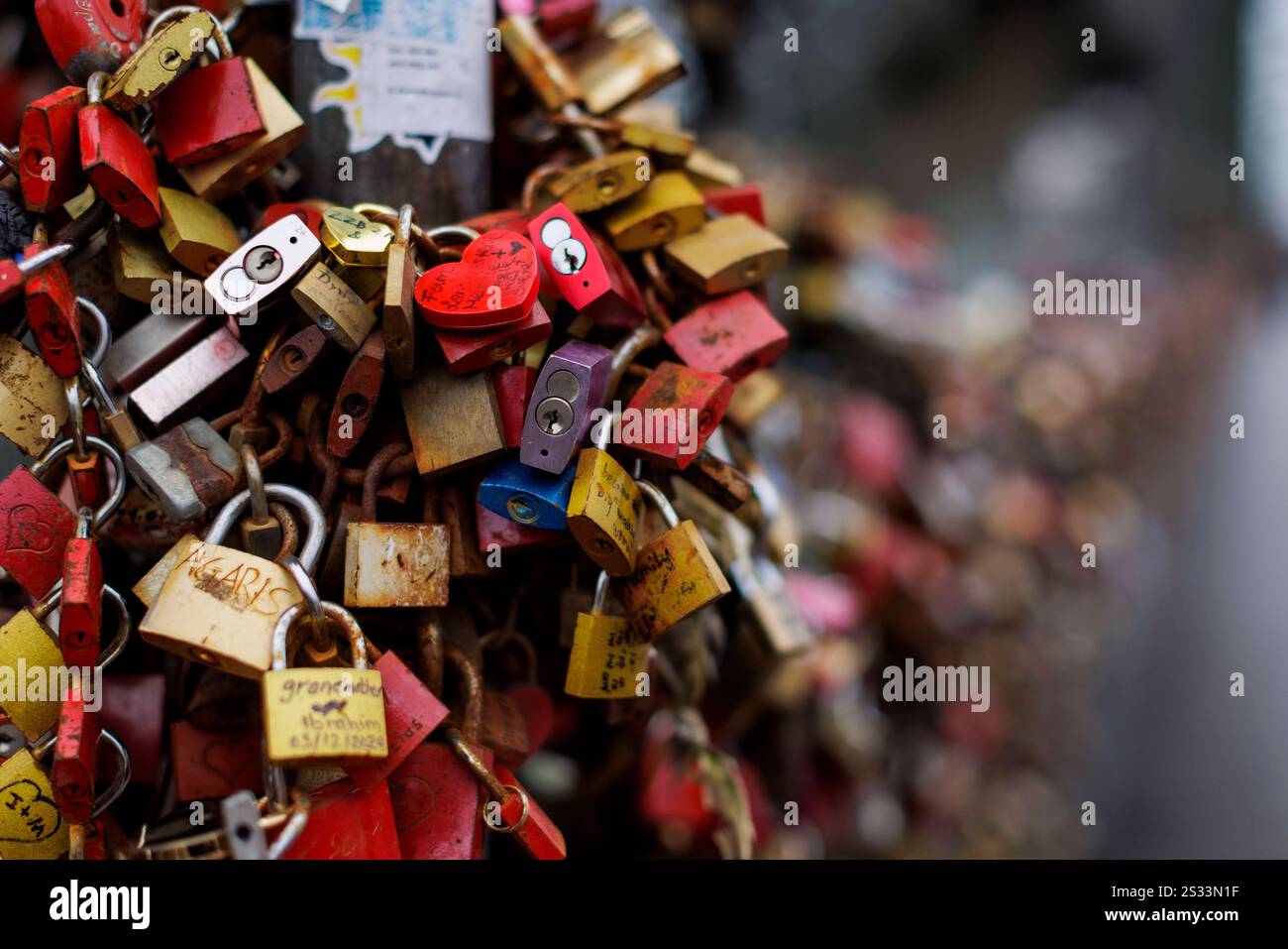 Liebesschloesser haengen an der Hohenzollernbruecke in Koeln, 08.01.2025. Koeln Deutschland *** Love locks hanging on the Hohenzollernbruecke in Colog Stock Photo