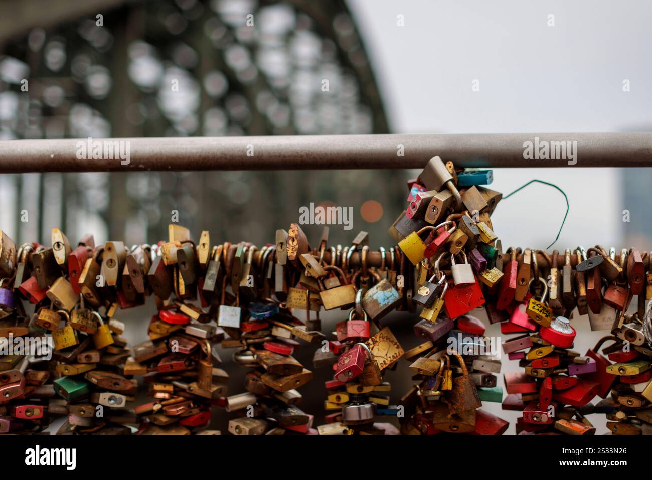 Liebesschloesser haengen an der Hohenzollernbruecke in Koeln, 08.01.2025. Koeln Deutschland *** Love locks hanging on the Hohenzollernbruecke in Colog Stock Photo