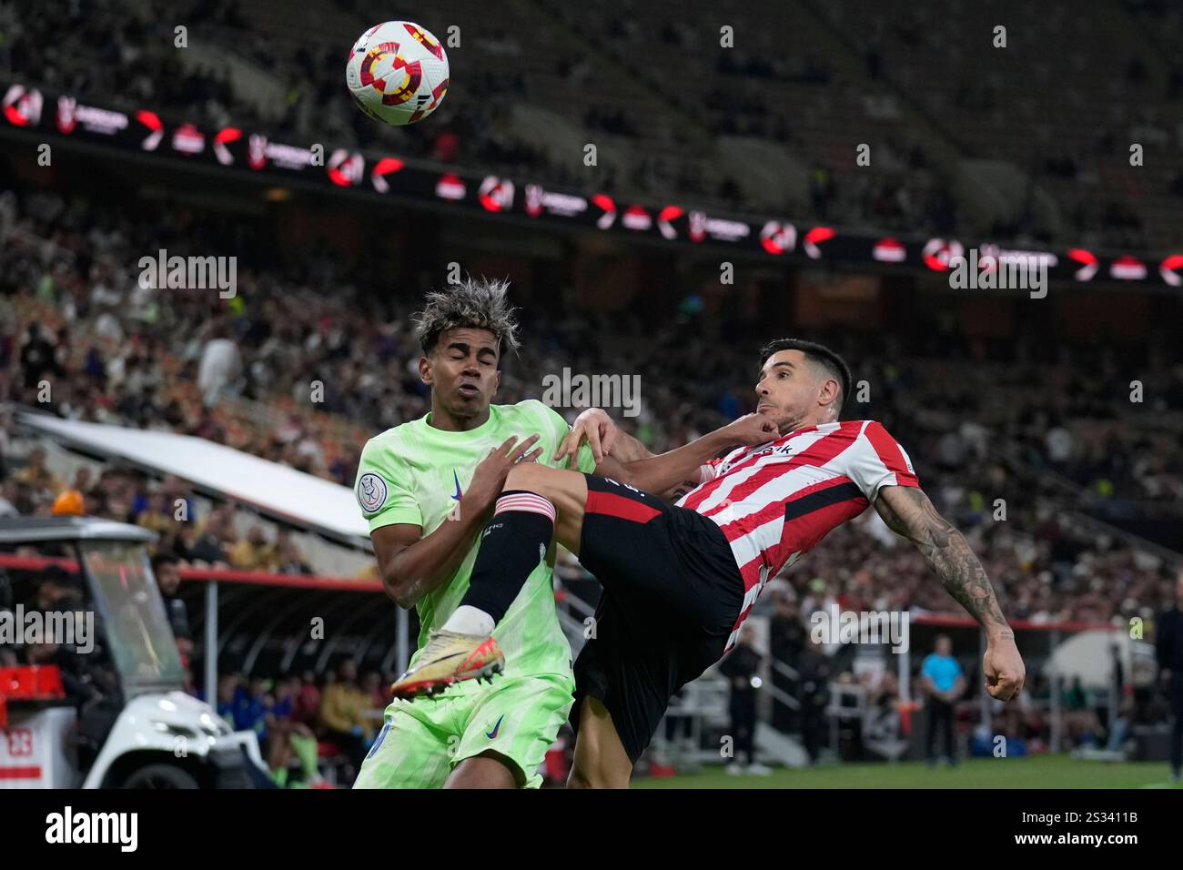 Barcelona's Lamine Yamal, left, and Athletic Bilbao's Yuri Berchiche