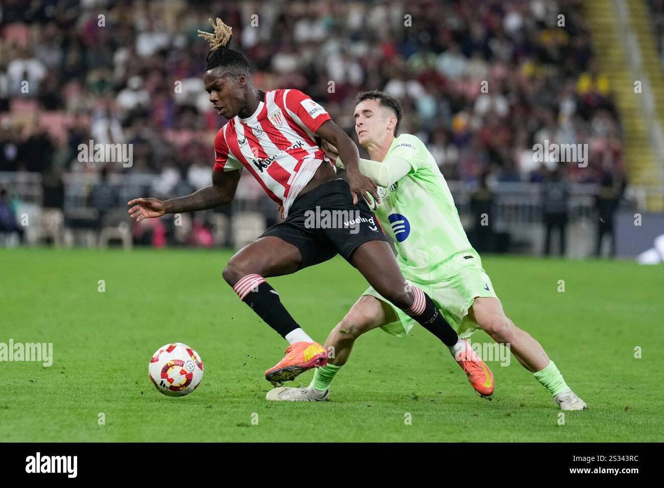 Athletic Bilbao's Nico Williams, left, and Barcelona's Marc Casado