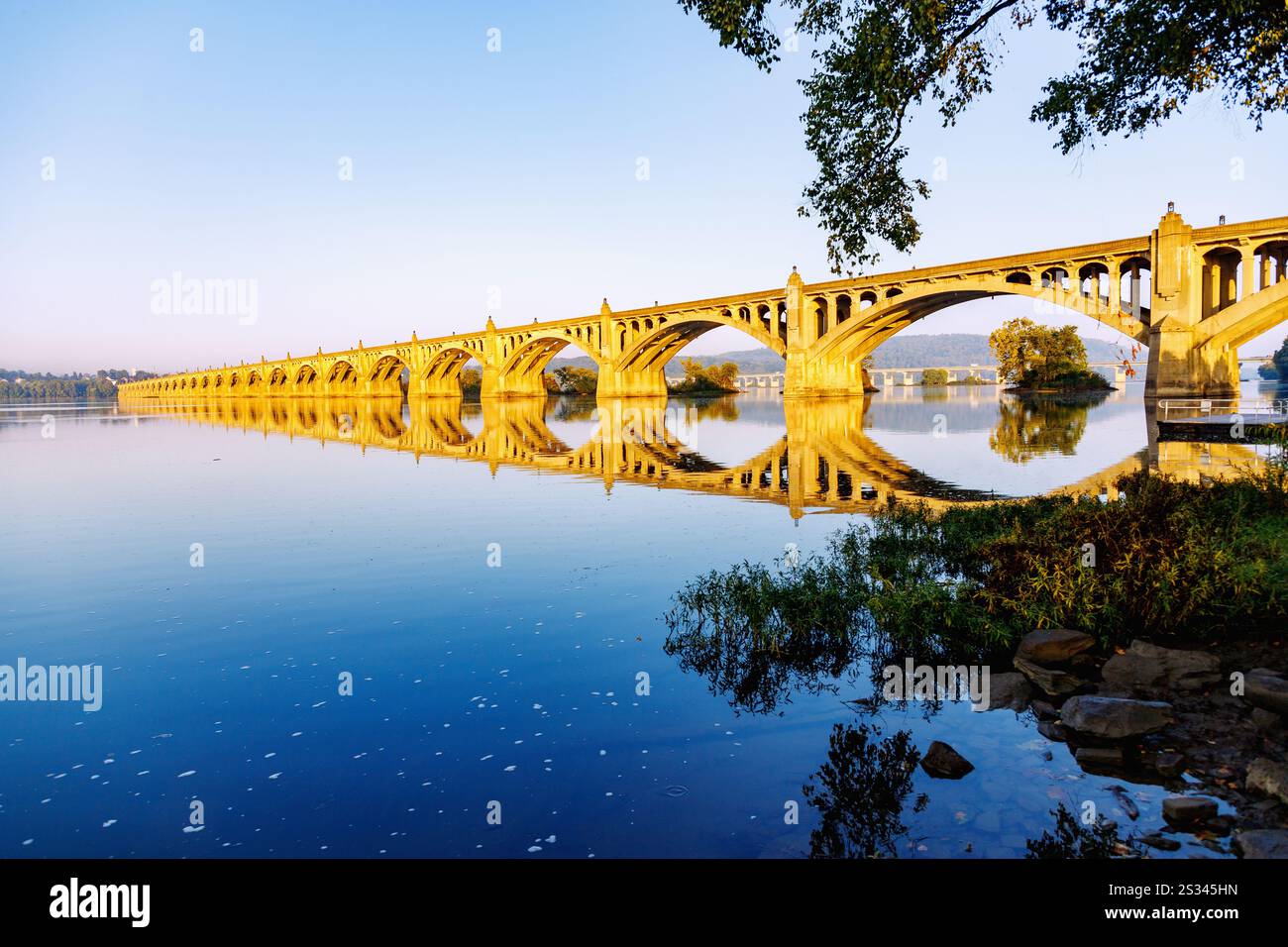 Veterans Memorial Bridge (Columbia–Wrightsville Bridge) over the Susquehanna River from Columbia River Park in Columbia, Lancaster County, Pennsylvani Stock Photo