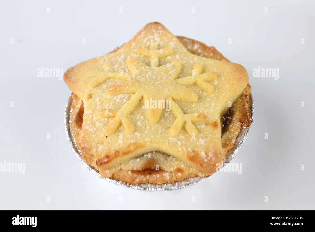 Single mince pie on white background – Wales, UK Stock Photo
