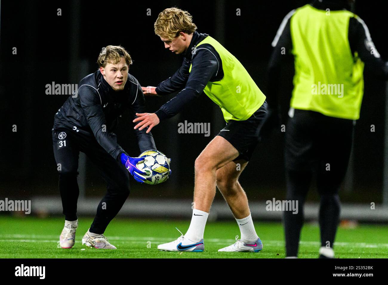 250108 Målvakt Albin Andersson under en gemensam fotbollsträning med ...