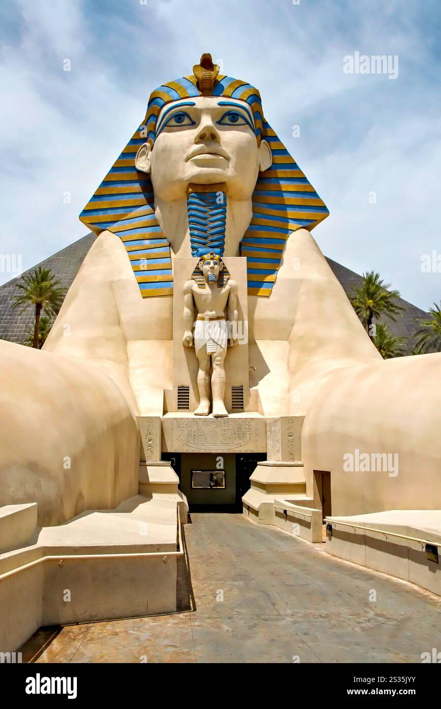 Statue at luxor hotel hi-res stock photography and images - Alamy