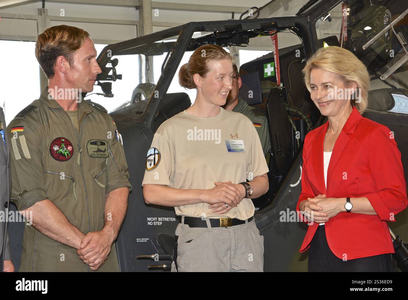 Defence Minister von der Leyen in conversation with former Afghanistan ...