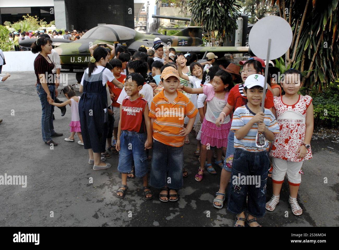 Children in the war hi-res stock photography and images - Alamy