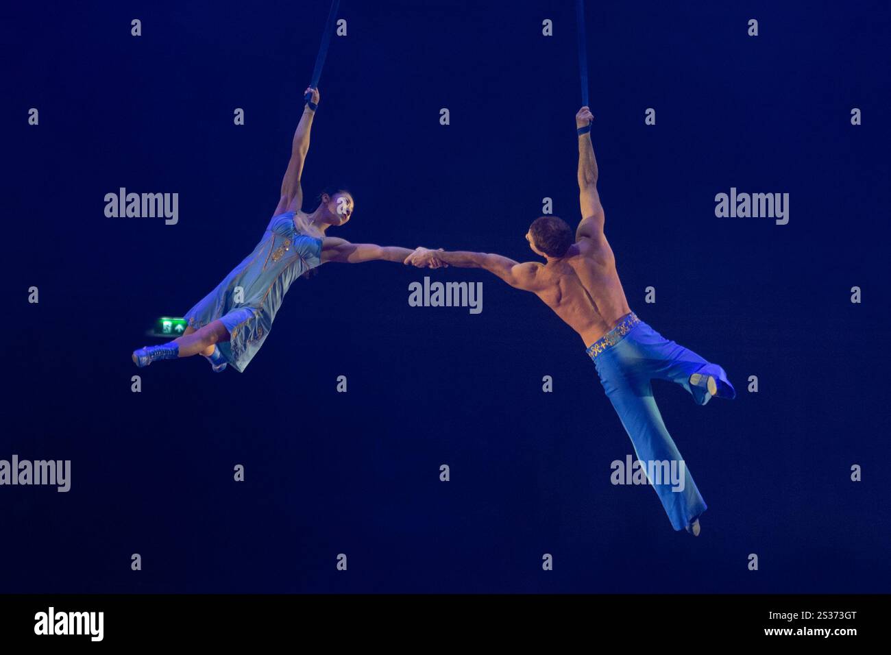 London, UK. 08 Jan, 2025. Pictured: Acrobats Hitomi Kinokuniya and ...