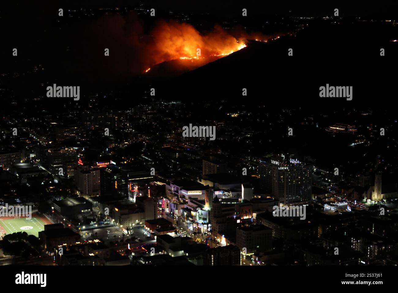 Los Angeles CA. 8th Jan, 2025. Sunset Fire erupts in the Hollywood