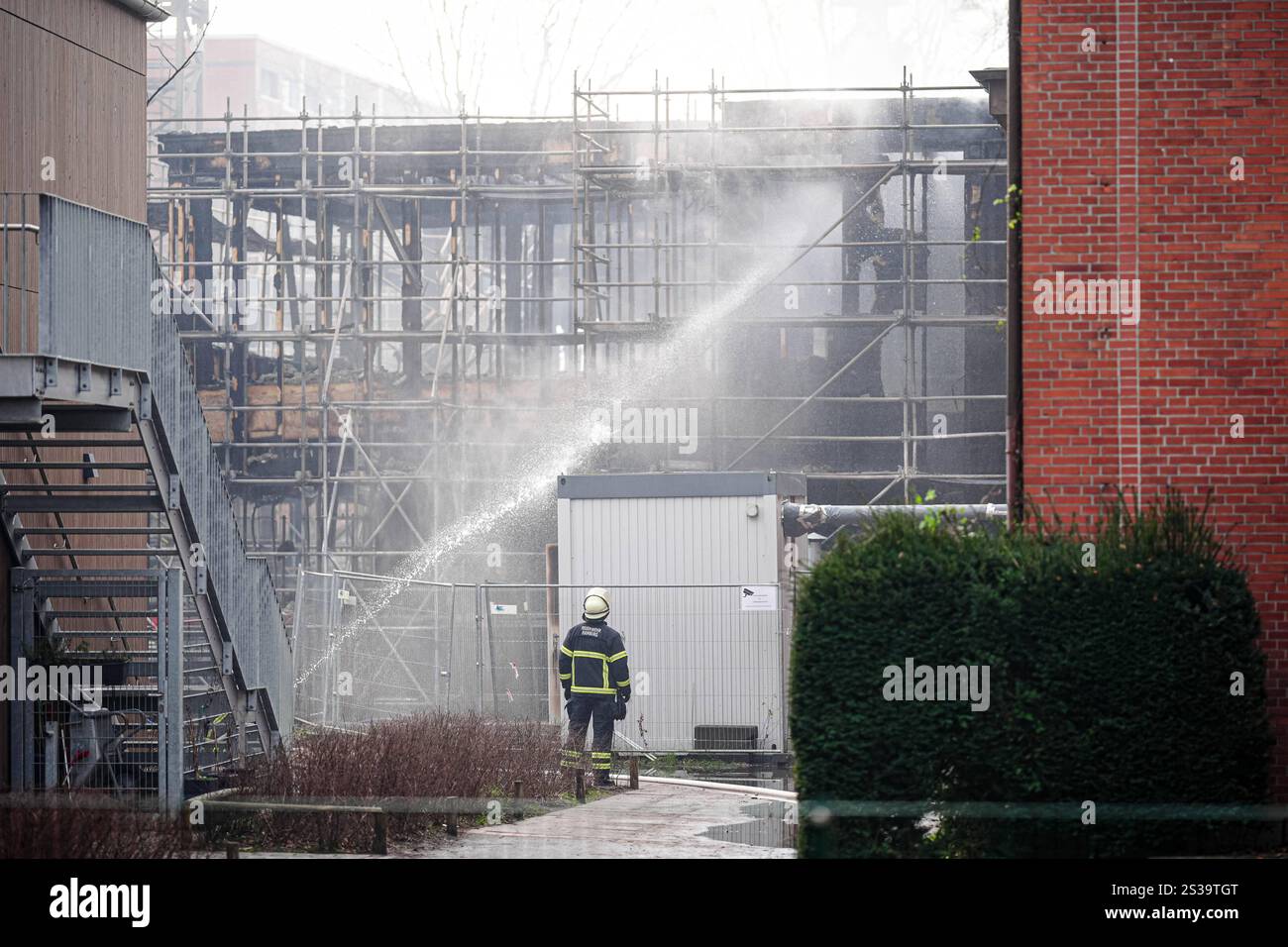 Hamburg Feuer in der Schule Mendelstrasse, 07.01.2025 Feuerwehrleute