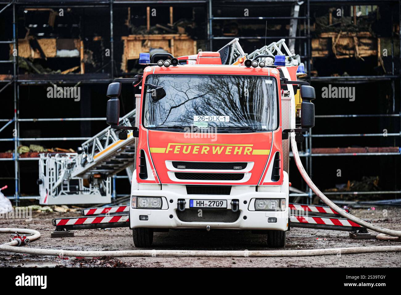 Hamburg Feuer in der Schule Mendelstrasse, 07.01.2025 Feuerwehrauto