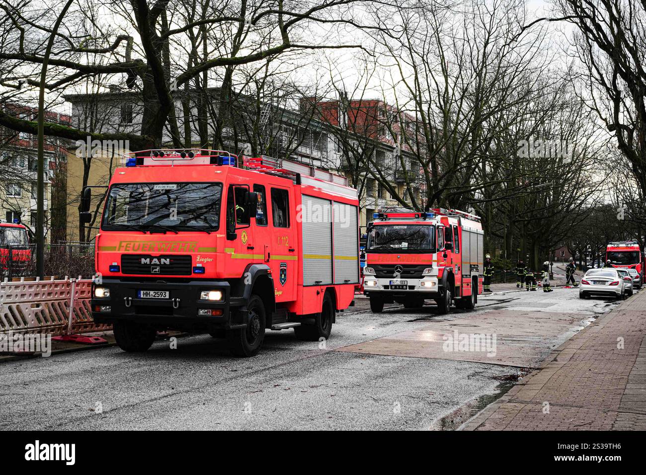 Hamburg Feuer in der Schule Mendelstrasse, 07.01.2025 Feuerwehrauto