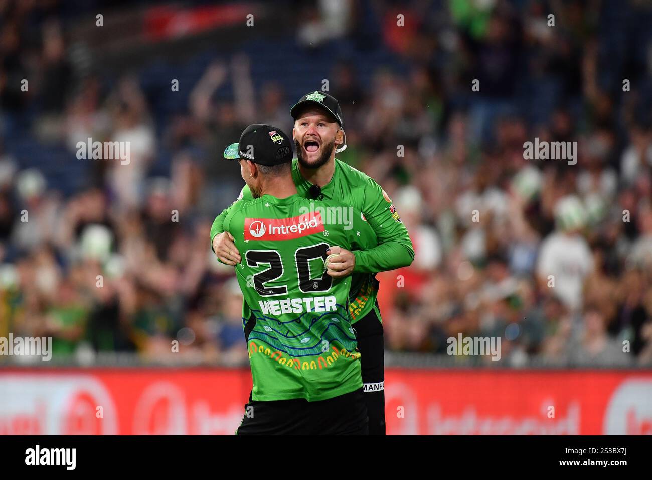 MELBOURNE AUSTRALIA. 9th Jan 2025. An elated Ben Duckett of the cricket team Melbourne Stars celebrates with cricket team mate Beau Webster after catching out opponent Hayden Kerr of the Sydney Sixers during the Big Bash League, Melbourne Stars vs Sydney Sixers at Melbourne Cricket Ground, Melbourne, Australia on 9th January 2025 Credit: Karl Phillipson/Alamy Live News Stock Photo