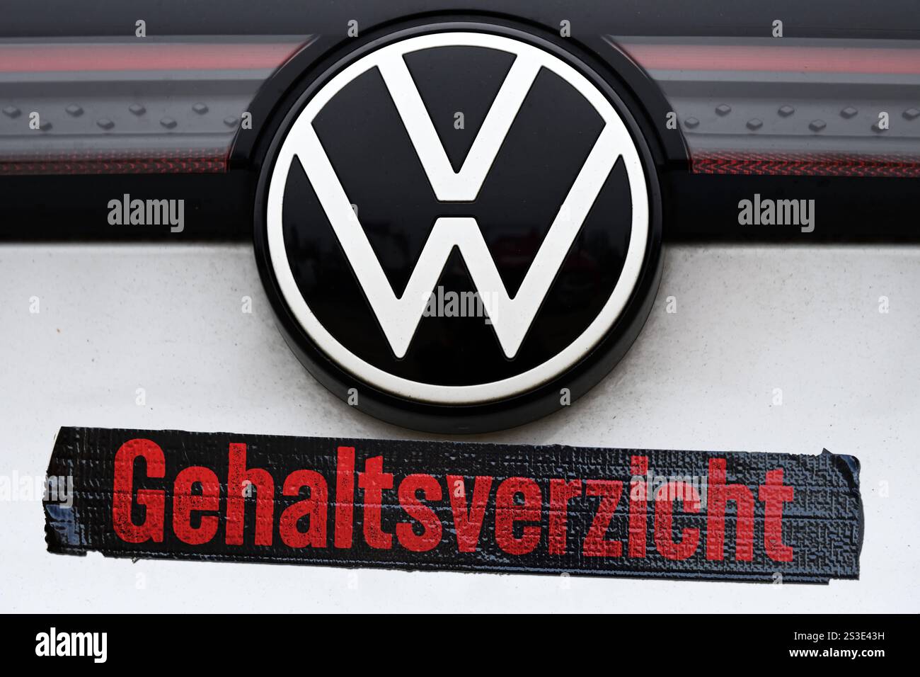 FOTOMONTAGE, VW-Zeichen auf einem Auto mit dem Schriftzug ...