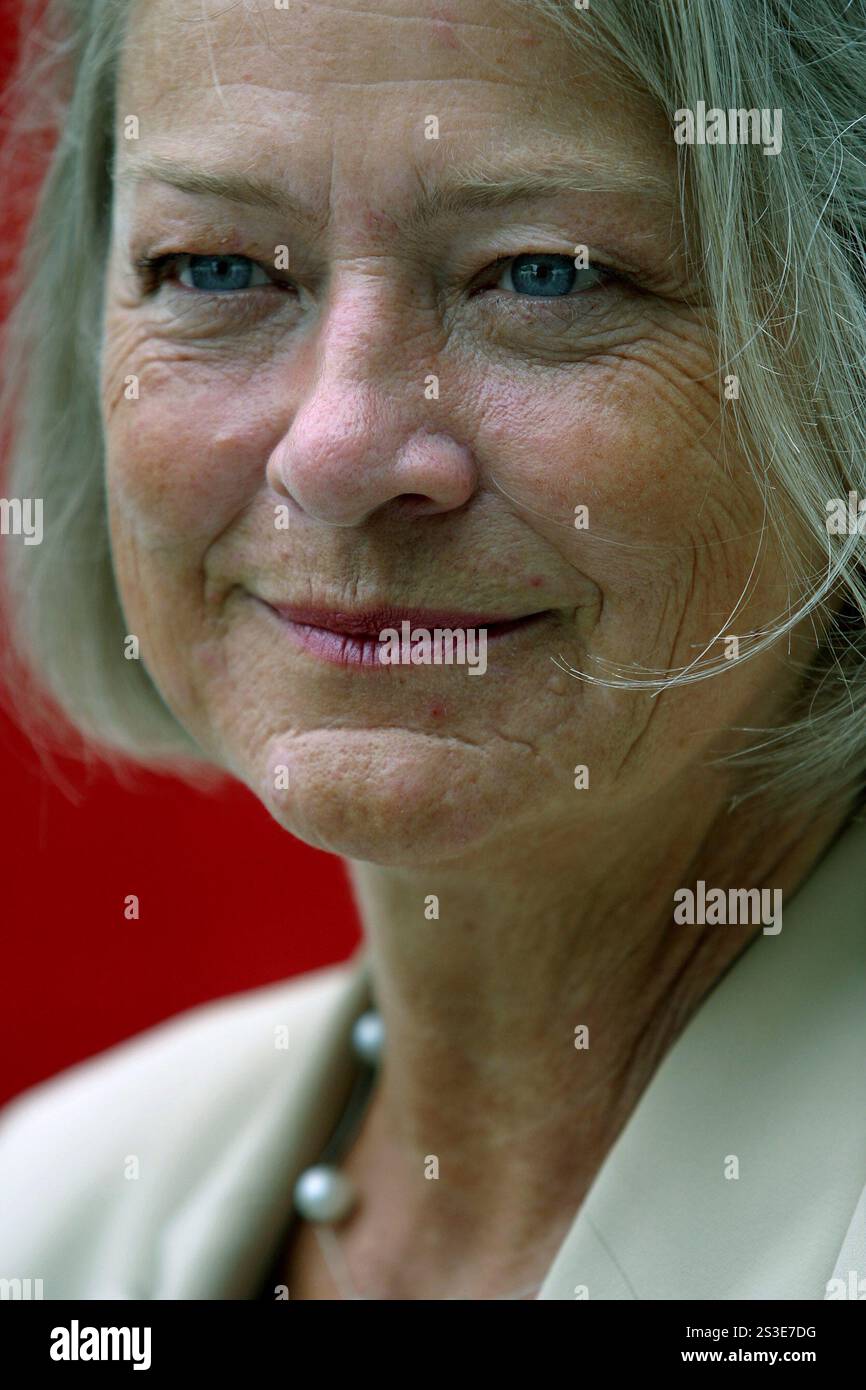 Corrspondent hi-res stock photography and images - Alamy