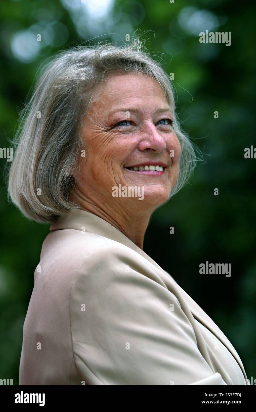 Corrspondent hi-res stock photography and images - Alamy