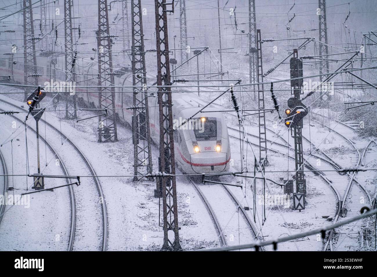 Winterwetter, starker Schneefall, Eisenbahngleise vor dem Hauptbahnhof ...