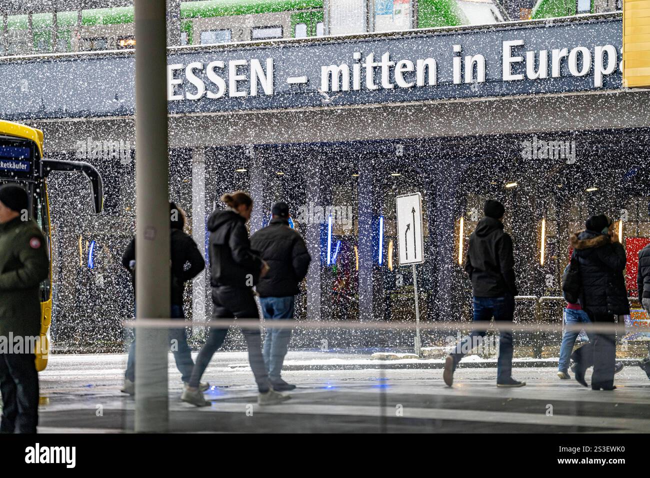 Winterwetter, starker Schneefall, Innenstadtverkehr, Passanten im ...
