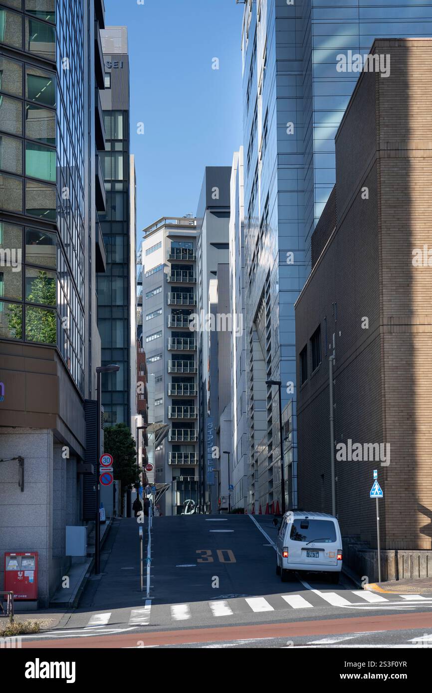 Small streets In Tokyo during the day, Japan. Streets and roads in ...
