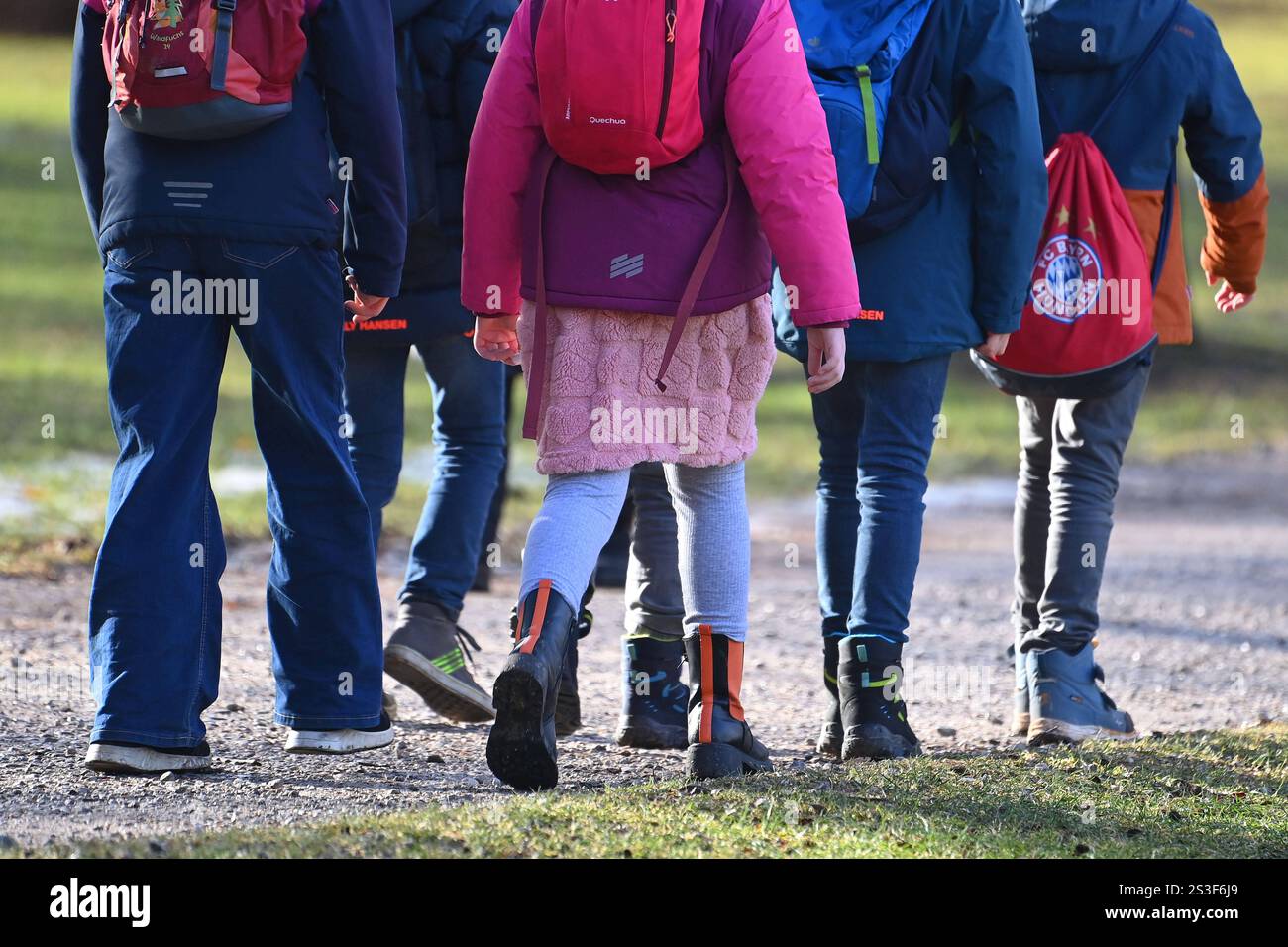 Wander Student Grundschueler auf einer Wanderung ,Ausflug,Spaziergang,gehen, wandern ...
